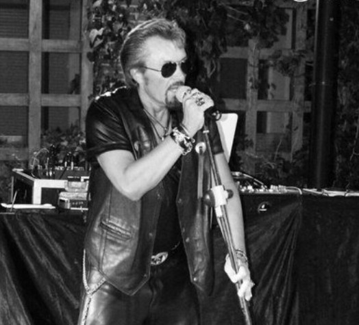 JOHNNY CHANTE HALLYDAY